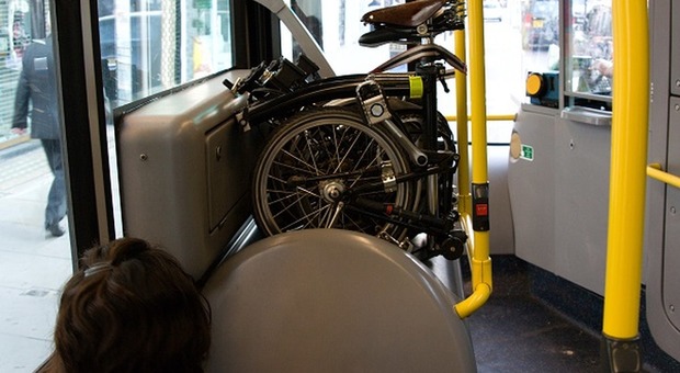 Monopattini e bici pieghevoli anche a bordo del trasporto pubblico, il nuovo regolamento