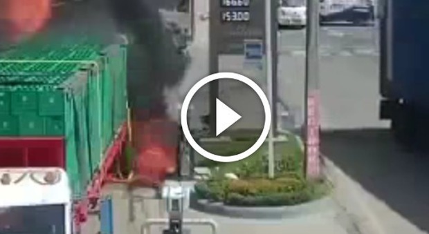 Camion si schianta contro il distributore di benzina, le immagini choc