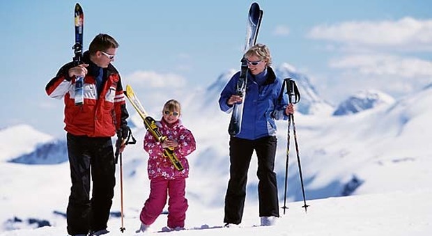 Bambini e lo sci, il pediatra: «Sì fin dai quattro anni, ideali le lezioni di gruppo. No con mamma e papà»