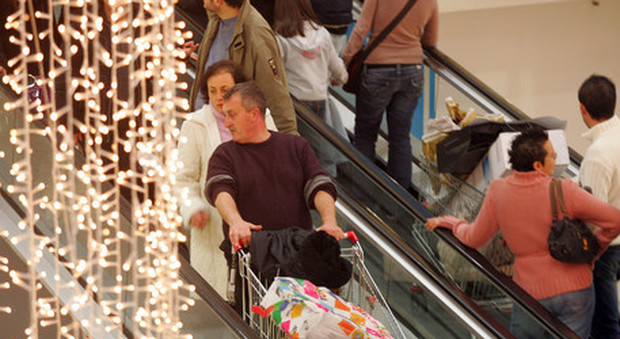 Il sondaggio: «Feste senza shopping», no degli italiani