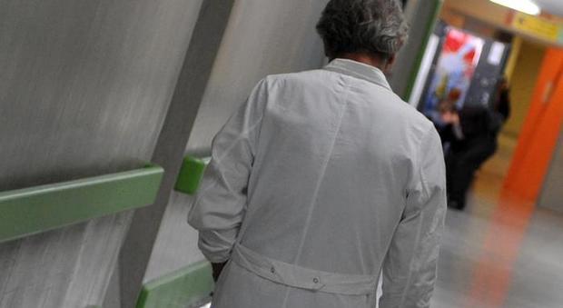 Manfredonia, medico arrestato per violenza sessuale su cinque pazienti