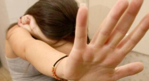 Violenza sessuale su minori e atti osceni: 33enne arrestato nel Napoletano, incastrato dalle telecamere