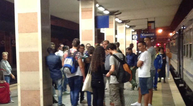 I pendolari disperati in stazione a Vicenza (foto Vetuli)