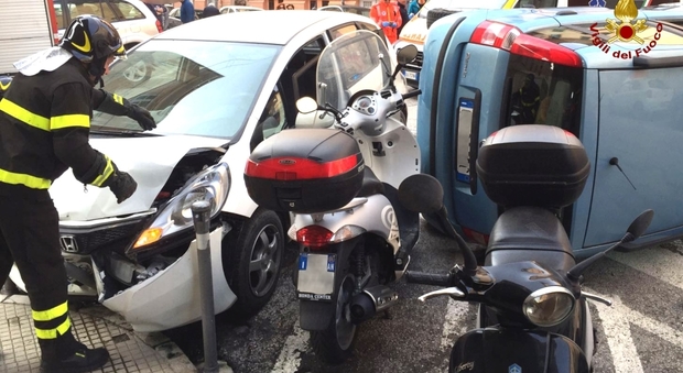 Ancona, incidente in pieno centro: auto si rovescia e blocca il traffico