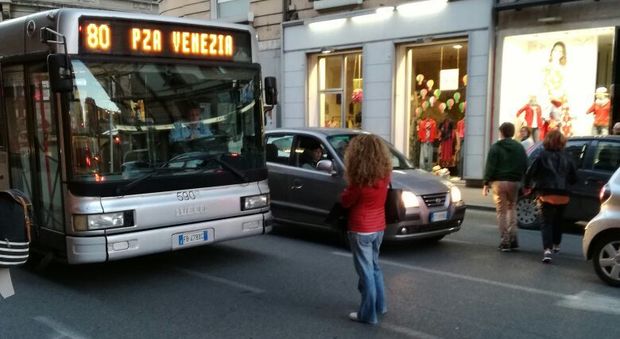 Il bus non si ferma e la ragazza lo blocca piazzandosi in mezzo alla strada