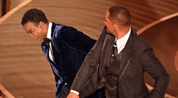 Oscar 2022, Will Smith tira uno schiaffo in diretta a Chris Rock dopo la brutta battuta sulla moglie dell'attore