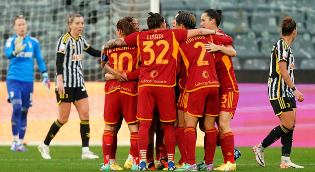 La Roma femminile è Campione d'Italia per la seconda volta di fila. Decisiva la sconfitta della Juve con l'Inter