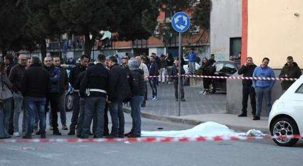 Napoli, ancora sangue a Ponticelli: uomo freddato in strada davanti a un bar, ferito l'amico