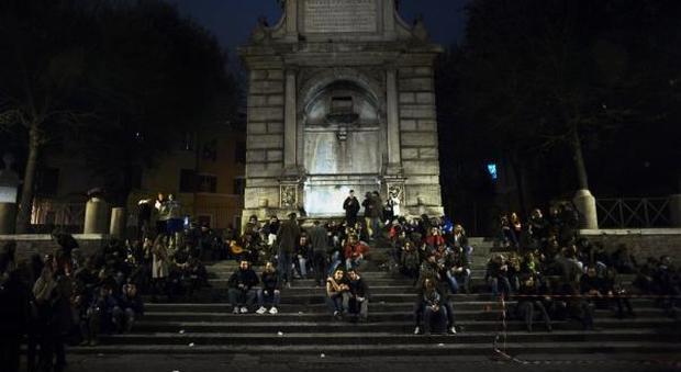 Roma, movida violenta a Trastevere: rissa tra bande di ragazzini a colpi di caschi e bottiglie
