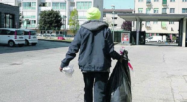 Furbetto dei rifiuti beccato mentre scarica 4 sacchi di spazzatura: scatta la multa da 1.600 euro