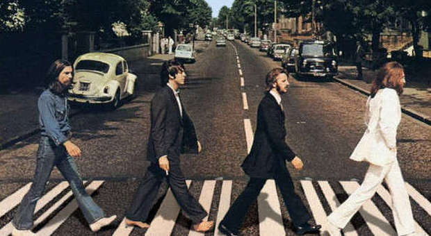 Beatles, gli esordi all'asta a New York: c'è anche il primo contratto firmato dai Fab Four