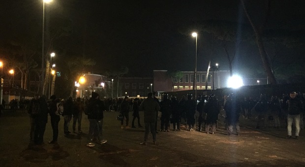 Lazio, 300 tifosi fuori dallo stadio intonano cori contro Giacomelli