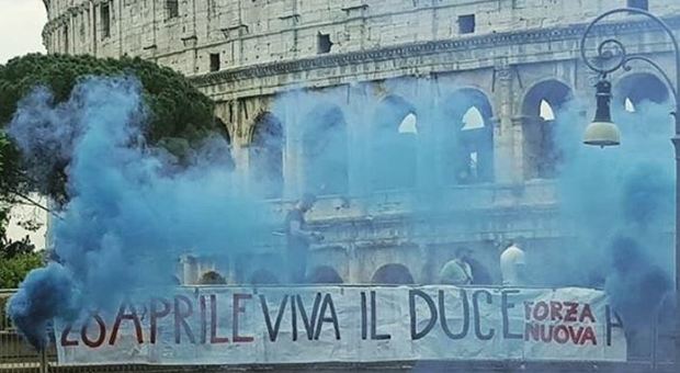 Colosseo, "Viva il Duce": striscione choc nel giorno della morte di Mussolini