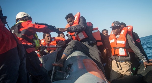 Seawatch, soccorse 60 persone al largo della Libia