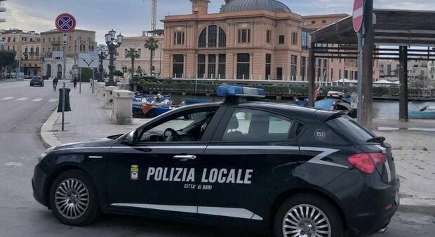 Mafia a Bari, chiesero aiuto al clan per punire l'automobilista che le aveva insultate: indagate le due vigilesse