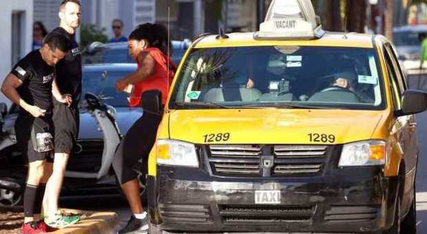 Serena Williams organizza una corsa di 5 km ma "imbroglia" salendo su un taxi -GUARDA