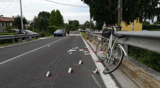 Furgone travolge bicicletta: la ciclista di 59 anni muore all'ospedale