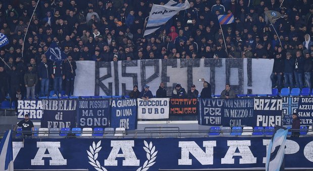 Napoli-Genoa, azzurri si abbracciano prima del match e piovono fischi
