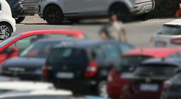 Roma, «paga o sparisce l'auto». Minacciata dal parcheggiatore abusivo: egiziano arrestato ma resta libero