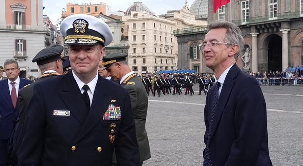 Festa delle forze armate a Napoli, Palomba e Manfredi tra premiazioni e sfilata dei reparti