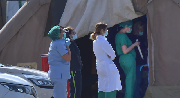 Gli operatori dell'ospedale San Paolo mentre vengono sottoposti al tampone (Foto Luciano Giobbi)
