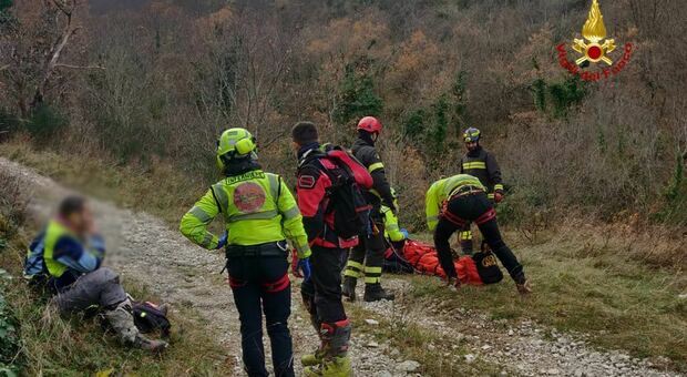 Incidente a Poggio San Vicino, motociclista cade in una scarpata: task force per recuperarlo e trasportarlo in eliambulanza a Torrette