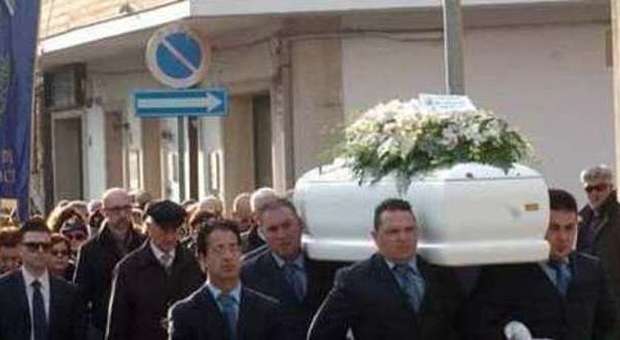 Raffaella, uccisa a Perugia: i funerali a Brindisi. Il figlioletto: "Zio, salutami tu la mamma"
