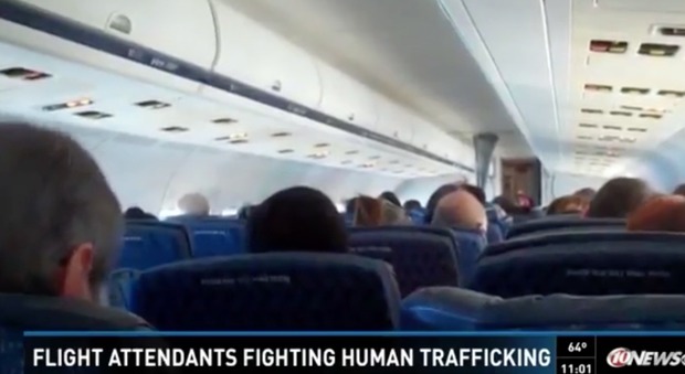 Hostess salva ragazza vittima del traffico di esseri umani su un aereo diretto a San Francisco