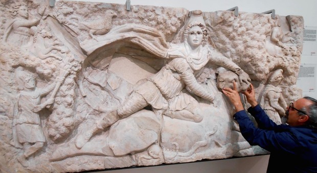 Roma, il Dio Mitra ritrova il toro perduto: recuperati i pezzi rubati del famoso rilievo da 2 milioni di euro