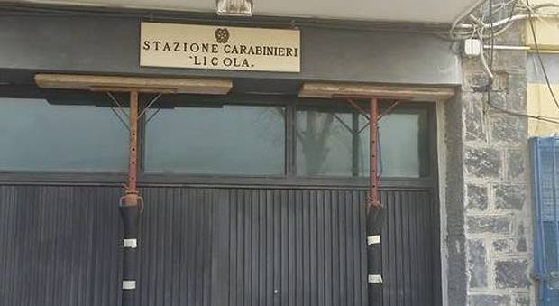 Licola, presidio dei cittadini per la riapertura della caserma dei carabinieri chiusa da un anno
