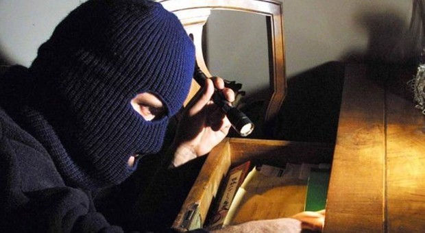 Stesso condominio, 2 furti in 4 giorni La "chiave bulgara" per aprire le porte