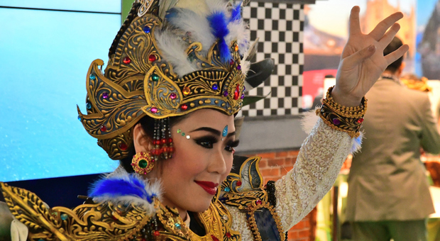 Danzatrice nello stand dell'Indonesia