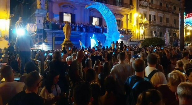 Festa di Santa Rosalia, carro schiaccia il piede di un uomo che perde il dito: l'incidente a Palermo