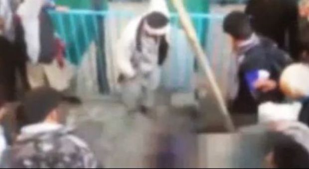 Brucia il Corano, donna uccisa a bastonate dalla folla