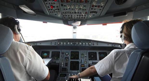 Cade una tazzina di caffè nella cabina di pilotaggio, l'aereo è costretto a un atterraggio di emergenza