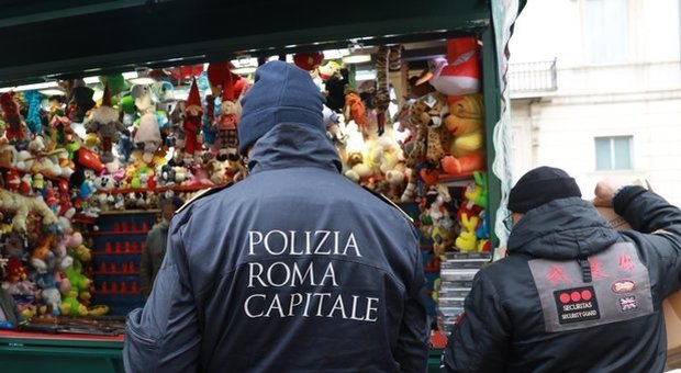 Piazza Navona, sequestrati i banchi del mercatino di Natale. «Violate le norme di sicurezza»