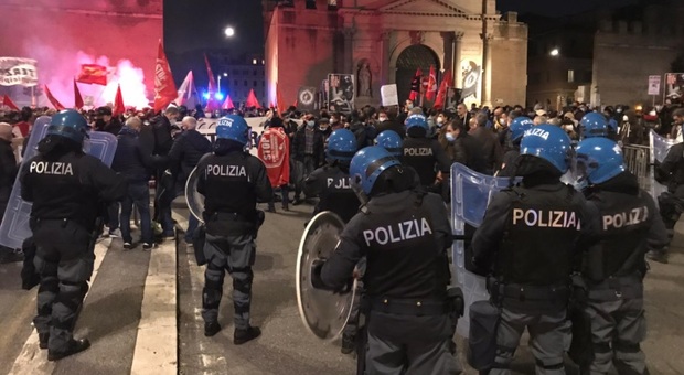 Nuovo Dpcm, ancora una protesta a Roma: traffico bloccato a Porta Pia