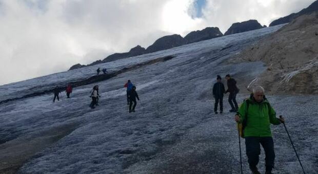 Studenti universitari e docenti sul ghiacciaio della Marmolada per verificare gli effetti dei cambi climatici
