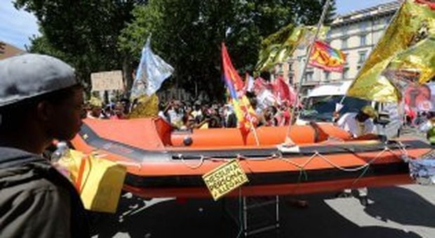 Migranti, la marcia di Milano: "Insieme senza muri". In testa al corteo il sindaco Sala e Emma Bonino. I centri sociali contestano il governo
