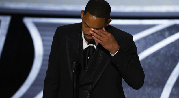 Will Smith vince l'Oscar e piange durante il suo discorso: «L'amore mi fa fare cose folli»