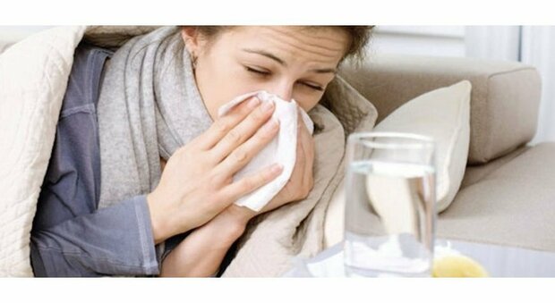 Raffreddore brutale, epidemia in Gran Bretagna: «Fuori uso per tre o quattro settimane». Che cos'è e come curarlo