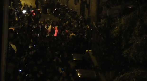 Napoli, auto bloccate nella folla e musica a tutto volume in via Bisignano