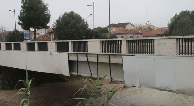 I ponti perdono pezzi E' allarme a Senigallia