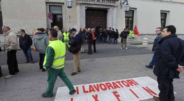 La protesta degli ex operai di aziende in crisi: in 150 presidiano la Regione