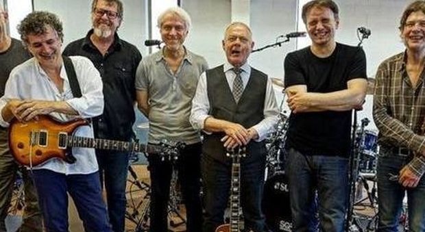 I King Crimson nella formazione attuale, al centro, con chitarra e cravatta, Robert Fripp