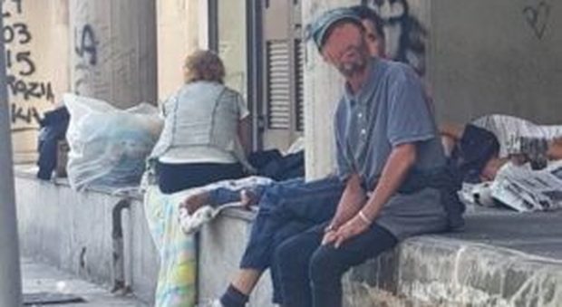 Esplode il caldo torrido: distribuite bibite fresche per i senzatetto di Napoli