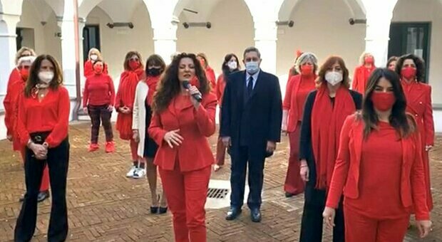 un flashmob nel chiostro dell’Abbazia di San Giuliano, per dire no alla violenza contro le donne