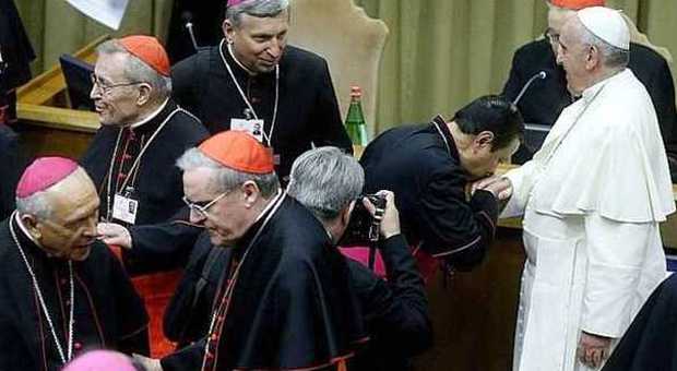 Vaticano, buoni benzina e 200 pacchetti di sigarette scontate ogni mese per i cardinali