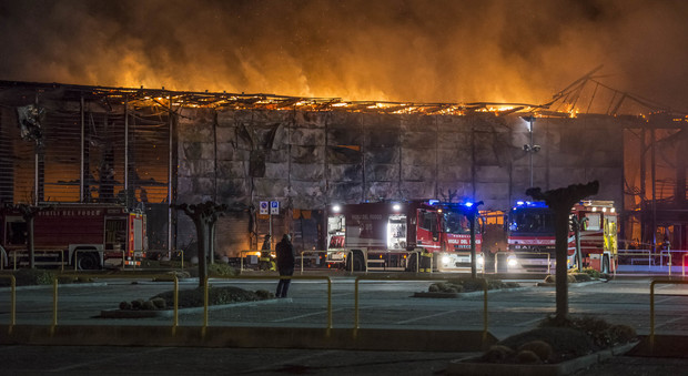 Il centro commerciale Parco Stella distrutto dalle fiamme