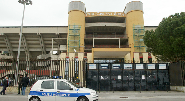 Salerno: deve scontare un anno, si traveste da steward stadio ma è arrestato